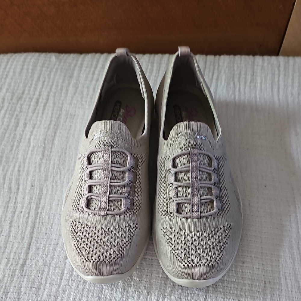 Sketchers Women's Beige Slip-On Sneakers Sz 6